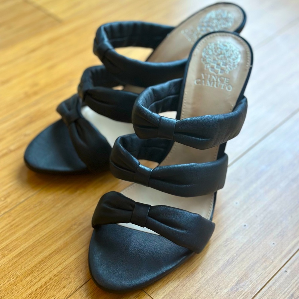 NWOT Vince Camuto black bow stiletto heel